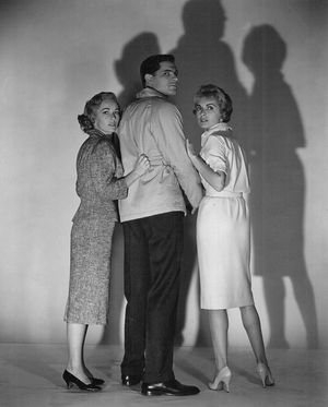 싸이코 홍보 사진. 베라 마일스 (왼쪽), 자넷 리 (오른쪽)와 함께