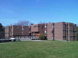 워털루 대학교 메인 캠퍼스에 있는 8개의 기숙사 중 하나인 미노타 헤기 레지던스