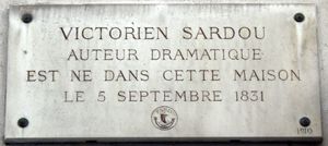 사르두가 태어난 파리 4구의 자택에 있는 기념패