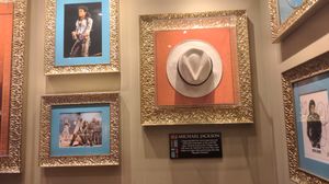 마이클 잭슨이 "스무스 크리미널"을 공연할 때 착용한 페도라. 니스 하드 록 카페에 전시되어 있다.