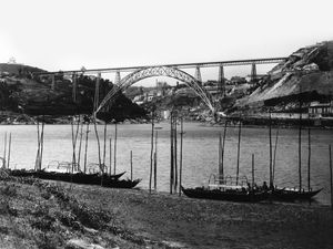 마리아 피아 다리가 보이는 강가의 배들