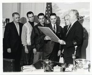 1967년 10월, 보스턴 시장 존 F. 콜린스 (오른쪽)와 함께한 레드삭스 관계자들. 왼쪽부터: 코치 바비 도어, 내야수 달튼 존스와 리코 페트로셀리, 감독 딕 윌리엄스, 임원 딕 오코넬.