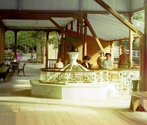 보르조미에 있는 "카트린의 샘". 프로쿠딘-고르스키의 사진, 1905–15