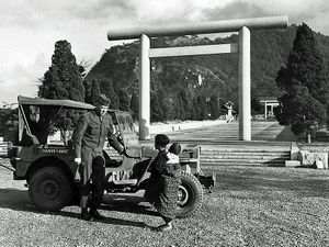 어린 한국 소녀가 아기를 안고 서울의 조선 신궁 앞에서 미군 병사와 대화하는 모습 (1945년)