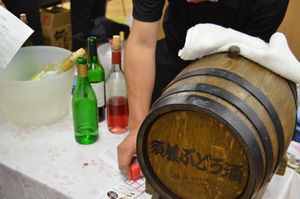 난요시 연례 와인 축제에서 사토 와이너리의 와인 통