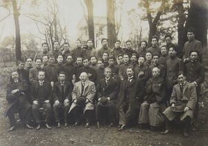 도쿄 예술 대학의 예술가들. 중앙은 구로다 세이키