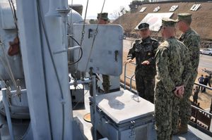 대한민국 해군과 미군 장병들이 평택 해군기지에 있는 PKM 357 박물관 배에서 PKM 357 고속정 침몰에 대해 논의하고 있다.