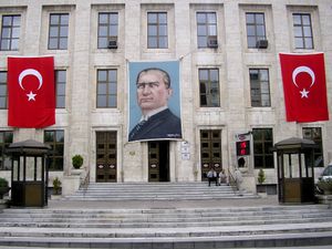 이스탄불에서 아타튀르크를 기리는 초상화