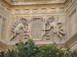 그라나다의 산 제로니모 수도원 교회 벽에 있는 문장