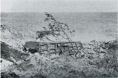 바다를 향해 객차를 촬영. 앞쪽 차량 뒤에 첫 번째 사진에 보이는 차량의 지붕이 보인다.