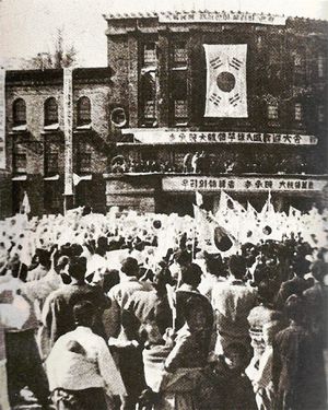 평양 시청에서 연설하는 대한민국 대통령 이승만 (1950년 10월 30일)