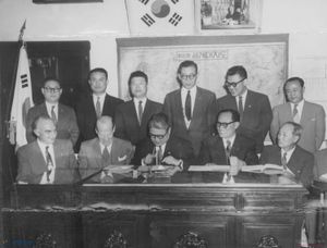 호남비료공장운영 역무대행계약을 체결하는 모습