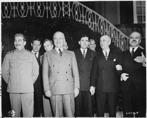 1945년 7월 18일 포츠담 회담에서 스탈린, 해리 S. 트루먼, 안드레이 그로미코, 제임스 F. 번스 및 몰로토프
