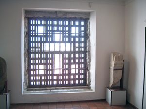 유명한 수녀 Mariana Alcoforado가 샤밀리 후작과 대화했던 창문의 복제품