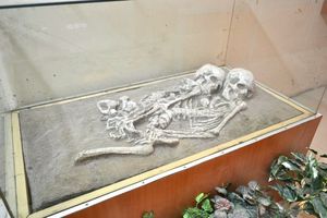 로탈의 쌍둥이 매장