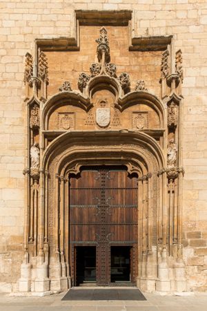  "꽃이 만발한" 또는 "이사벨 양식" 스타일의 성 니뇨스 대성당의 서쪽 파사드