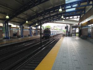 블루 라인 열차가 공항역 북쪽 플랫폼(왼쪽)으로 접근하는 모습; 남쪽 플랫폼은 이미지 오른쪽에 있다.