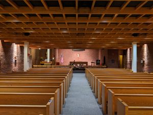 공항에 있는 하늘의 성모 예배당. 1951년 공항의 다른 부분에서 처음 문을 연 미국에서 가장 오래된 공항 예배당이다.