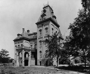 솔트레이크시티의 유니버시티 홀 (University Hall) (이후 유타 대학교가 된 데저렛 대학교의 첫 건물)