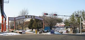 월미공원 입구 옆 귀향대책위원회 농성장. 2004년 10월 7일 첫 농성을 시작으로 매일 회원들이 순번을 정해 농성장을 지켰다. 처음에는 열두 시간씩 교대로 밤낮없이 농성했지만, 현재는 하루 한 명이 주간에 농성을 하고 있다.