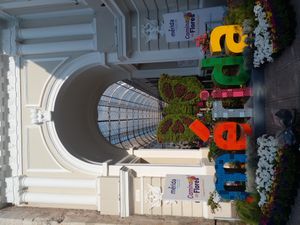 이탈리아 건축가 자코모 피콘이 설계하고 1918년에 개장한 "혁명의 통로(Pasaje de la Revolución)"