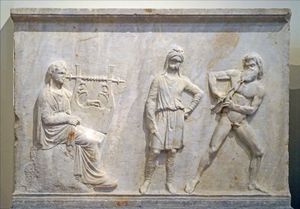 만티네이아 기단은 기원전 330–320년경 아폴로와 마르시아스의 경연을 묘사, NAMA.