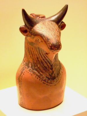 이오니아 미노타우로스 모양 향수병