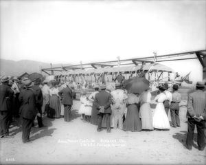 "Fawkes' Folly"가 많은 군중 앞에서 전시되고 있다.