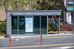 미추홀구의 버스 정류장. 2024년 이후 인천광역시에는 보도와 분리된 새로운 승강대 박스가 설치되었다.