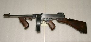 샌프란시스코 만의 알카트라즈에 있는 비활성화된 M1928 톰슨 기관단총