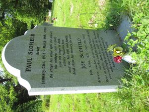 폴 스코필드와 조이 스코필드의 묘비, 웨스트서식스 발콤의 세인트 메리 교회 묘지