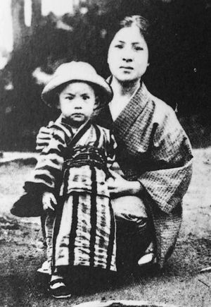 이토 노에와 아들 쓰지 마코토. 1915년경.