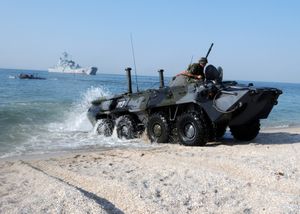 우크라이나 해병대의 BTR-80가 2010년 씨 브리즈 훈련에 참가하고 있다