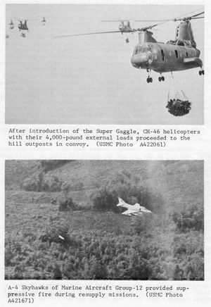 CH-46 씨 나이트 헬리콥터가 슬링 하중을 운반하고 (상단) A-4 스카이호크가 억제 사격을 제공하는 슈퍼 갱글