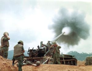 캠프 캐럴의 육군 175mm M107 자주포가 지상군에 화력 지원을 제공하고 있다.