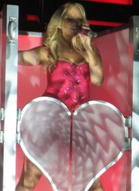 스파이스 걸스 월드투어, 엠마 번튼