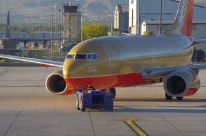 사우스웨스트 항공의 보잉 737-700이 후진하고 있다.