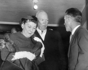 매미 아이젠하워와 남편이 1960년 국정 연설에 참석한 모습