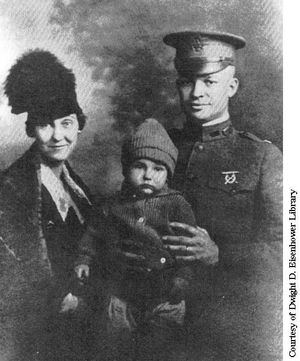 1917년 아이젠하워 부부 (맏아들 도드와 함께)