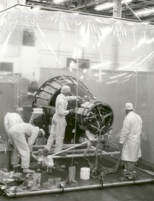 맥도넬 항공기의 클린룸에서의 우주선 생산