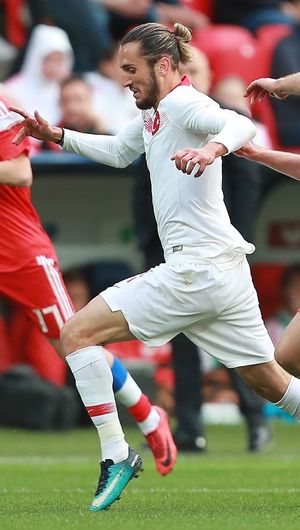 유수프 야즈즈가 2018년 친선 경기에서 러시아를 상대로 터키를 위해 뛰는 모습.