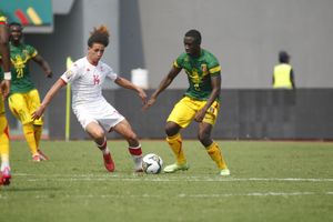 메지브리가 2021년 아프리카 네이션스컵에서 말리를 상대로 튀니지를 위해 뛰고 있다.