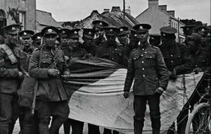 1922년 묵음 뉴스 영화 '벨릭 전투' 스틸 사진. 벨릭 마을 재탈환 후 IRA 깃발을 압수한 영국군 모습