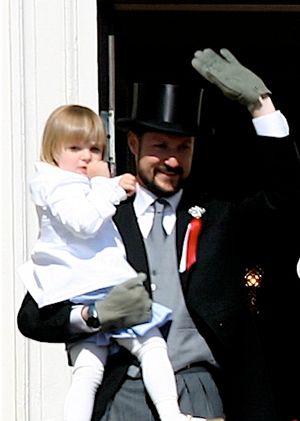 2007년 아버지 하콘 왕세자와 함께 있는 잉리드 알렉산드라 공주