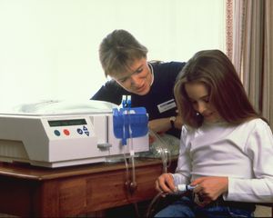 자동 복막 투석기를 사용하는 젊은 여성