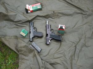 왼쪽: 7.65 mm 1934 모델 포켓 권총, 오른쪽: 9 mm 브라우닝 (비교용)