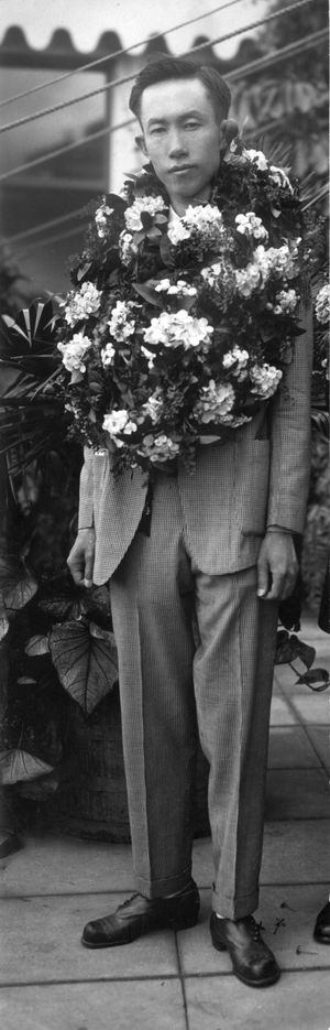 1920년 가을, 워싱턴에서의 외교활동을 마치고 호놀룰루행 선박 위에서 레이(Lei)를 목에 걸고 있는 정한경.