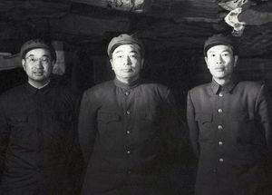 한국 전쟁 중 인민지원군 사령관 3인. 왼쪽부터: 천겅 (1952); 펑더화이 (1950–1952); 덩화 (1952–1953).