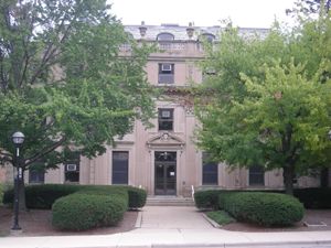 토마스 헨리 심슨 기념 의학 연구소는 철강 재벌 토마스 H. 심슨의 미망인의 기부로 1924년에 건설되었으며, 악성 빈혈로 사망한 고인의 남편을 기리기 위해 지어졌다.