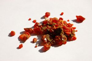 페리시안화 칼륨은 칼륨, 철, 탄소, 질소의 화합물이다. 시안화물 음이온을 포함하지만, 이를 방출하지 않으며 독성을 나타내지 않는다.